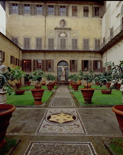 Vista do jardim amuralhado com pavimento em mosaico decorado com o brasão dos Médicis (foto) de Unbekannt