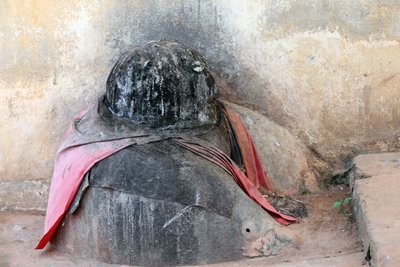 Fetiche vodu na entrada de um convento. Togoville, Togo de Unbekannt