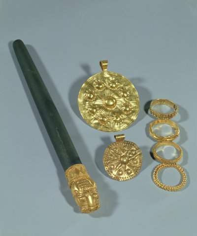 Whetstone e anéis com decoração granulada, Susa, Irão, Período Elamita, c.1150 a.C. (ouro) de Unbekannt