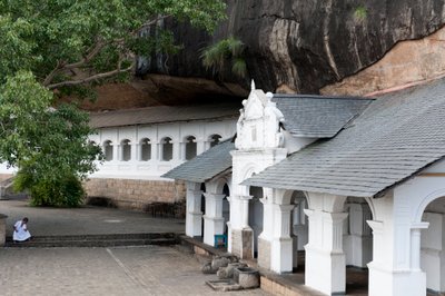 Edifício branco debaixo de uma parede de rocha; templo da caverna; Templo Dourado; Dambulla; Sri Lanka; Ásia de Unbekannt