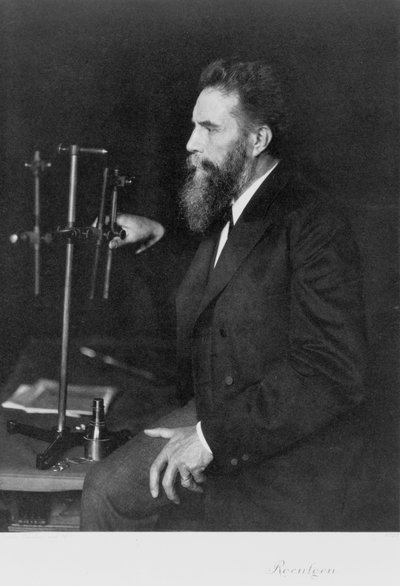 Wilhelm Conrad Roentgen, físico alemão, na sua bancada de trabalho de Unbekannt