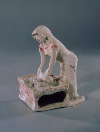 Mulher amassando pão em cima de uma laje quadrada, grega, de Aulis, c.500-475 aC (argila com pasta branca e pigmento vermelho) de Unbekannt