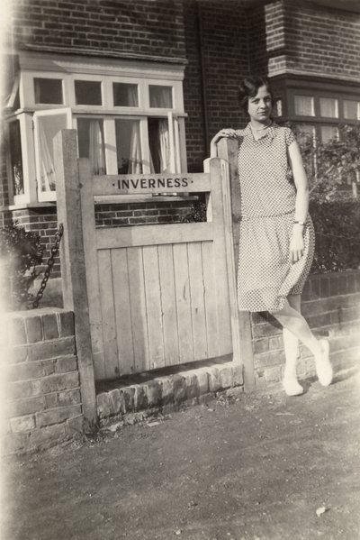 Mulher fora do Inverness B&B, Broadstairs, Kent, c 1920s de Unbekannt