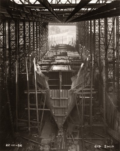Início da construção do convés principal de 