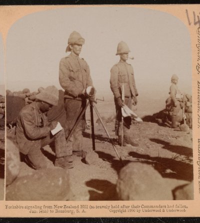 Equipa de heliógrafos do Regimento de Yorkshire a sinalizar da Colina da Nova Zelândia, Guerra da Boer de Underwood and Underwood