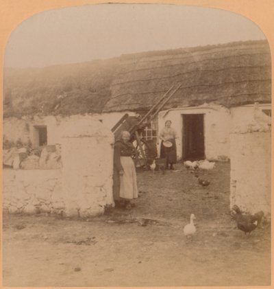 Uma casa característica, vila de Ballintoy, condado Antrim, Irlanda, 1900. de Underwood and Underwood