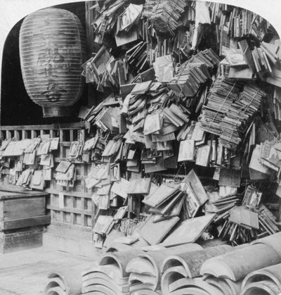 Um pacote de orações budistas, China, 1896. de Underwood and Underwood