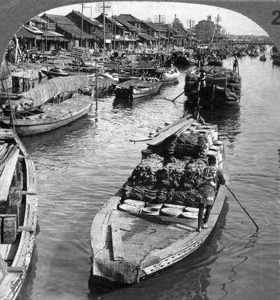 Um canal de carga ocupado em Tóquio, Japão, 1904. de Underwood and Underwood