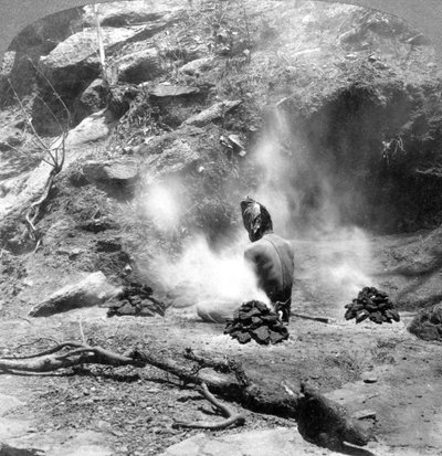 Um eremita que faz penence em Gem Lake, Mount Abu, Índia, 1903. de Underwood and Underwood