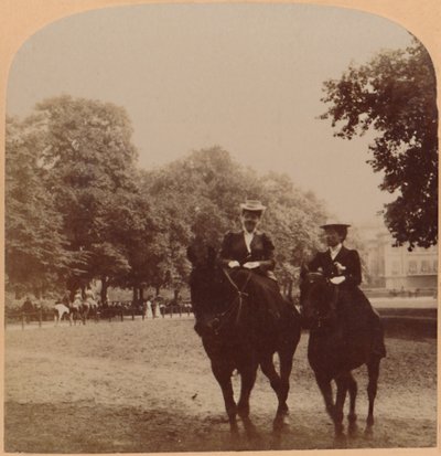 Um passeio de madrugada, Rotten Row, Hyde Park, Londres, Inglaterra, 1896. de Underwood and Underwood