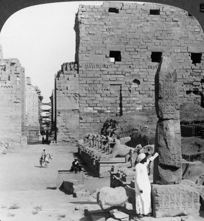 Avenida de imagens sagradas após escavação, Karnak, Tebas, Egito, c1900 de Underwood and Underwood