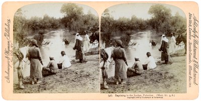 Batizando no rio Jordão, Palestina, 1896. de Underwood and Underwood