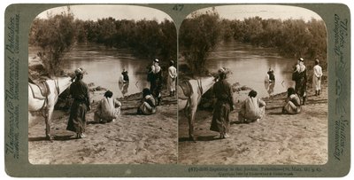 Batizando no rio Jordão, Palestina, 1903. de Underwood and Underwood