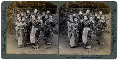 Irmãs mais velhas e irmãos mais novos na Terra do Sol Nascente, Yokohama, Japão, 1904 de Underwood and Underwood