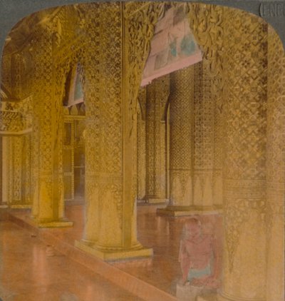 Interior do templo budista com decorações caras em ouro e cores, Moulmein, Birmânia, 1907. Artistas: Elmer Underwood, Bert Elias Underwood. de Underwood and Underwood