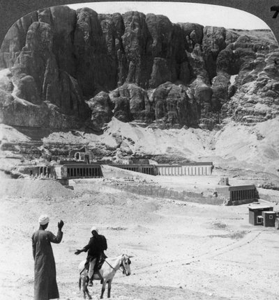 Enterrado por séculos - terraços com colunas do templo em Der-el-Bahri, Tebas, Egito, 1905. de Underwood and Underwood