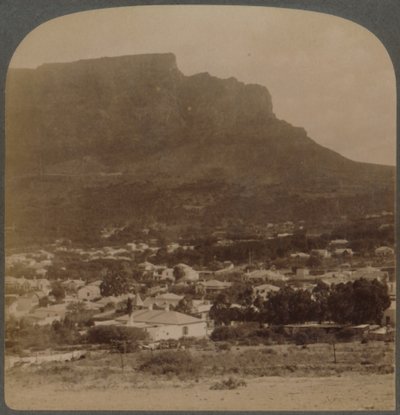 Cape Town e Table Mountain, a oeste do pé de Signal Hill, África do Sul, 1902. de Underwood and Underwood