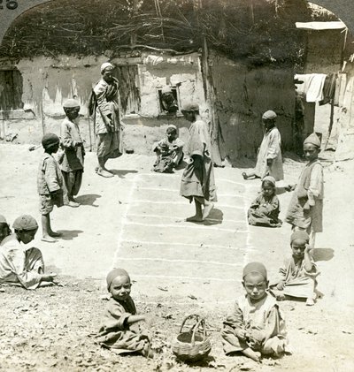 Crianças brincando de amarelinha, Caxemira, Índia, c1900s. de Underwood and Underwood