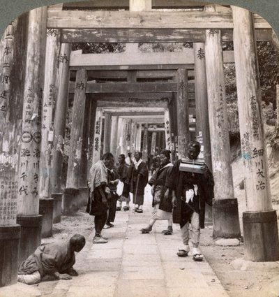 Entrando e saindo sob longas filas de torii sagrado, templo xintoísta de Inari, Kyoto, Japão, 1904 de Underwood and Underwood