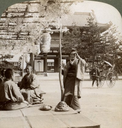 Cachos caídos de glicínias sobre uma varanda de casa de chá, Kyoto, Japão, 1904 de Underwood and Underwood