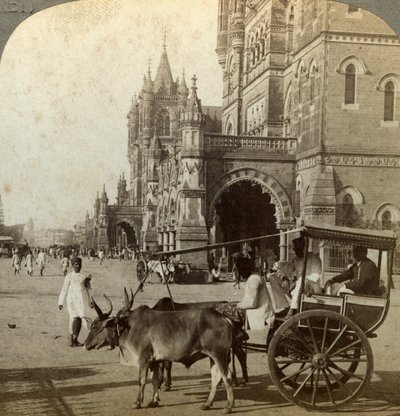 Ekka, fora da Estação Victoria, Bombaim, Índia, c1900s. de Underwood and Underwood