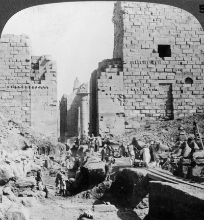 Escavando uma avenida para o Templo de Karnak, Tebas, Egito, 1905. de Underwood and Underwood