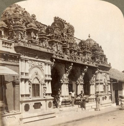 Ornamentação requintadamente esculpida de um templo budista hindu, Colombo, Ceilão, 1902. de Underwood and Underwood