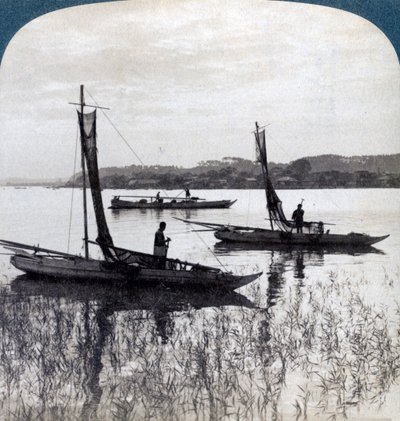 Barcos de pesca voltando para casa ao pôr do sol, perto de Yokohama, Japão, 1904. de Underwood and Underwood