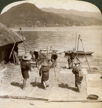 Cevada agitada ao lado de uma praia de pesca no mar interior, Japão, 1904. de Underwood and Underwood