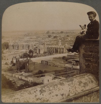 Da Catedral de São Francisco, na maior pirâmide asteca, olhando Cholula, México, 1901. de Underwood and Underwood