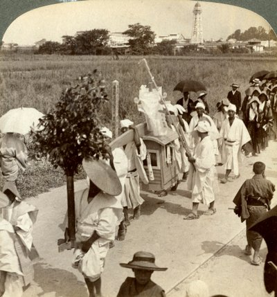 Procissão fúnebre de um budista rico, no caminho para Sakai, olhando para Osaka, Japão, 1904. de Underwood and Underwood