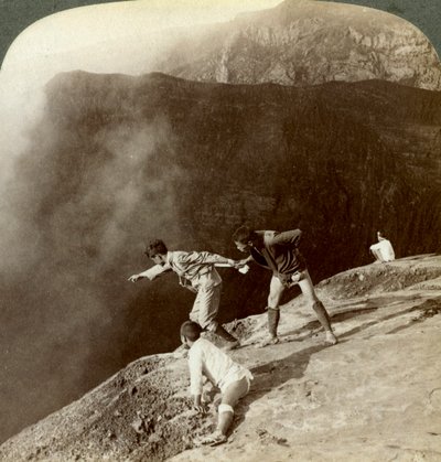 Cavando através de vapores sulfurosos nas profundezas das crateras, Aso-San, Japão, 1904 de Underwood and Underwood