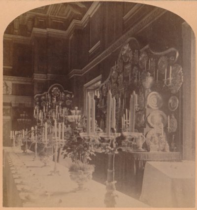 Placa de ouro usada pela Família Real, Sala da Ceia, Castelo de Windsor, Inglaterra, 1900. de Underwood and Underwood