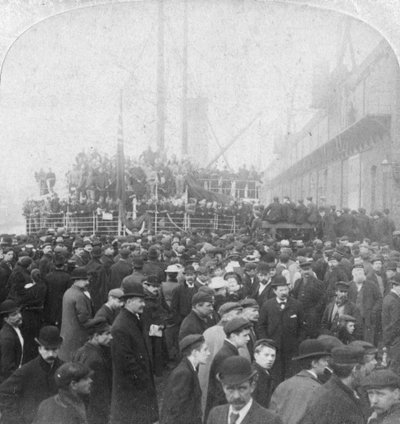 Gordon Highlanders embarcando para a África do Sul, Liverpool, Lancashire, 1899. de Underwood and Underwood