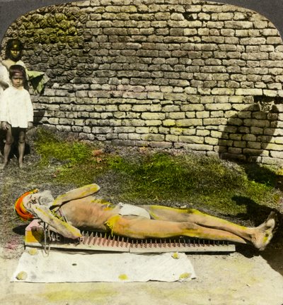 Devoto hindu em uma cama de unhas perto do santuário de Kali, Calcutá, Índia, início do século XX de Underwood and Underwood