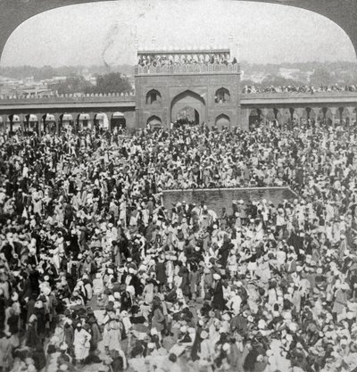 Na corte da mesquita de Jumma, Deli, Índia, 1903. de Underwood and Underwood