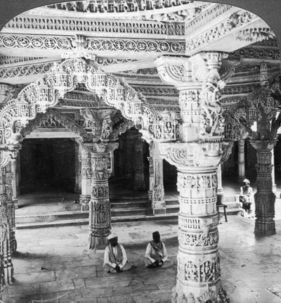Interior do templo de Vimala Sah, Monte Abu, Índia, 1903. de Underwood and Underwood