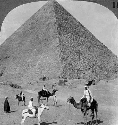 Túmulo do rei Khufus, a grande pirâmide de Gizé, Egito, 1905. de Underwood and Underwood