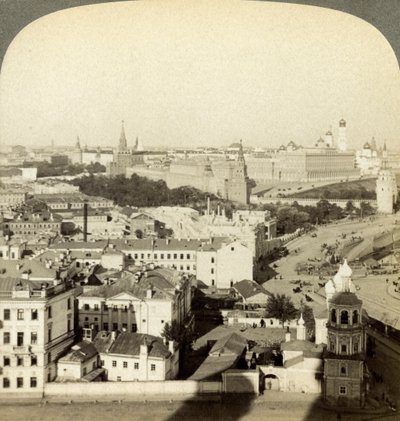 Parede do Kremlin, Moscou, Rússia. de Underwood and Underwood
