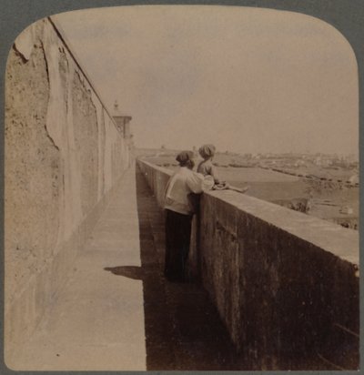 Longa caminhada ao longo do antigo aqueduto - 1729-49 - abastece a cidade de água, Lisboa, Portugal, 1902. de Underwood and Underwood