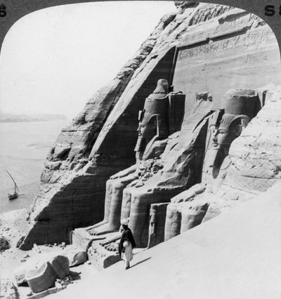 Olhando para o rio, passando pela frente do templo de Abu Simbel, Egito, 1905. de Underwood and Underwood