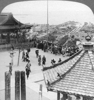 Vista para leste do templo de Mildera sobre Otsu e o lago Biwa, Japão, 1904. de Underwood and Underwood