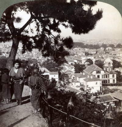 Olhando para o sudeste das alturas coroadas de pinheiros de Suwa-yama sobre Kobe, Japão, 1904 de Underwood and Underwood