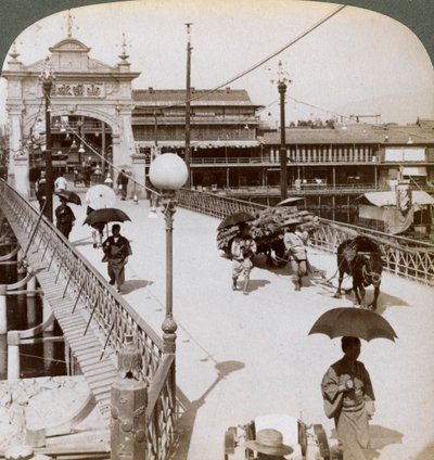 Olhando para o oeste sobre o rio Kamo Kamogawa na ponte de Shijo, Kyoto, Japão, 1904. de Underwood and Underwood