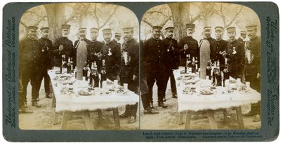 Almoço com o general Nogi na sede japonesa, Port Arthur, Manchúria, 1904. de Underwood and Underwood