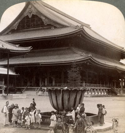 Frente principal de Higashi Hongan-ji, o maior templo budista do Japão, Kyoto, 1904. de Underwood and Underwood