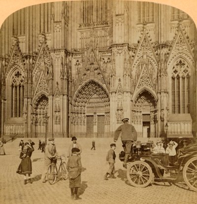 Portal principal e fachada elaboradamente ornamentada, Catedral, Colônia, Alemanha, 1902. de Underwood and Underwood