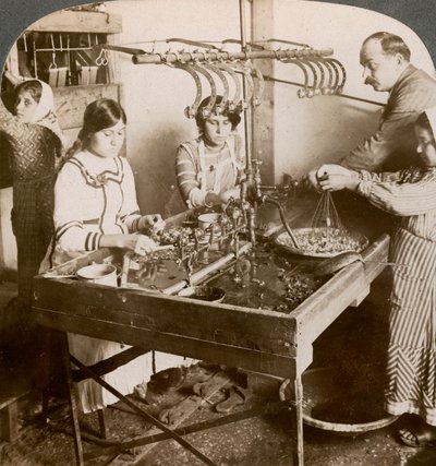 Fabricação de seda, Síria, de 1900. de Underwood and Underwood