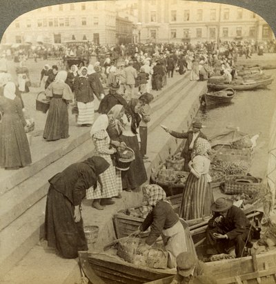 Barcos de mercado, Helsínquia, Finlândia. de Underwood and Underwood