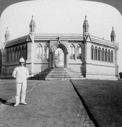Memorial às mulheres e crianças britânicas assassinadas durante o motim indiano, Cawnpore, Índia, 1903. de Underwood and Underwood